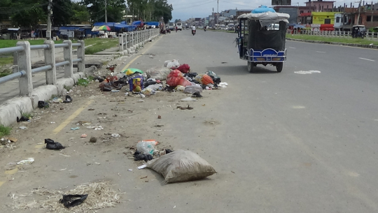 धनगढी उपमहानगरले फोहोर उठाउँदैन, मुख्य चोकमै दुर्गन्ध