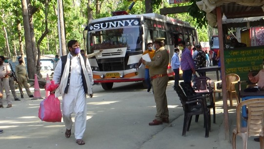 कैलालीको गौरीफन्टा नाकाबाट सात दिनमा १२ हजार नेपाली भित्रिए