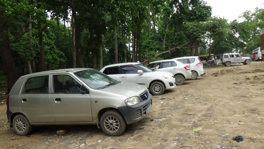 धनगढी आउँदा गौरीफन्टामा पार्कीङ गरिएका गाडीहरु
