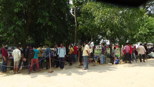 त्रिनगर नाका पुगेका सयौँ नेपालीले भारत जान पाएनन, दशगजामा बिचल्ली