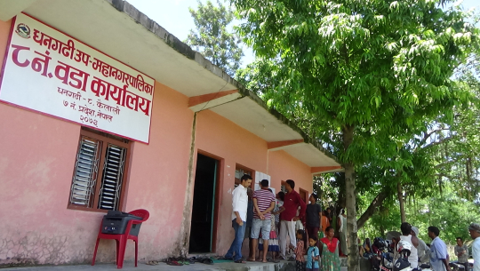 धनगढीमा राहत वितरण गर्दा हावाहुरी पीडितको सूचीबाट नाम हटाईएको आरोप