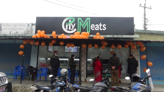 धनगढीमा २५ लाख लगानीमा खुलेको मासु पसल, जहाँ मशिनले काटिन्छ मासु