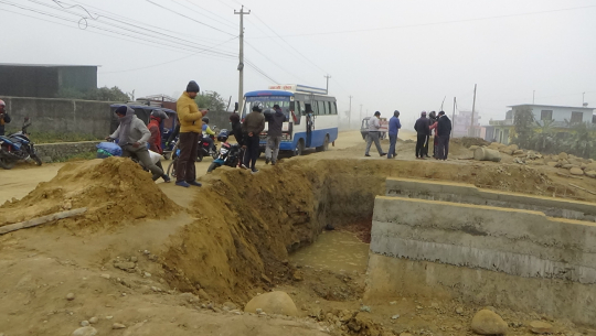 धनगढीमा निर्माणाधिन सडकको काम अलपत्र छाडिदा दुर्घटनाको जोखिम बढ्यो