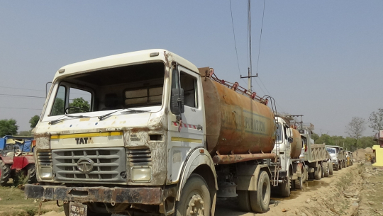 स्थानीयले निर्माण कम्पनीका गाडी रोकपछि मोहनापुल–बोराडाँडी खण्डको काम ठप्प