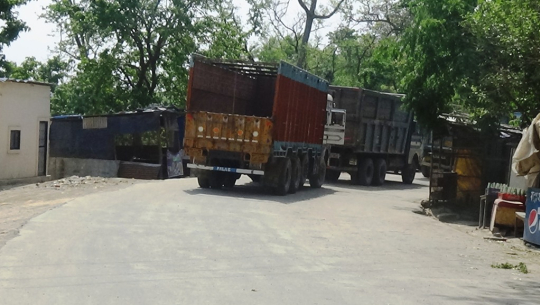 भारतबाट यात्रु ओसार्दै कोइला बोक्ने ट्रक, प्रहरीलाई पत्तो छैन