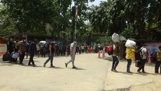 बुधवार कैलालीको त्रिनगर नाकाबाट ४७९४ जना नेपाली भित्रिए