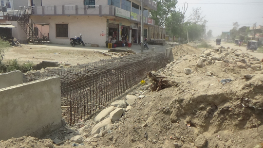 धनगढी उपमहानगरभित्र सडक निर्माण ठप्प हुँदा सहरको मुख्य भाग धुलाम्य, नगरवासी धुवाँ र धुलोसँगै बाँच्न बाध्य