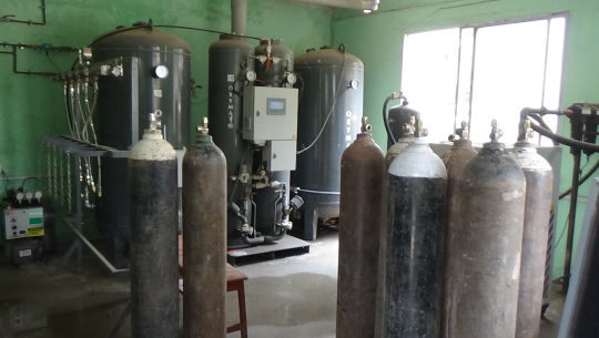 सुदूरपश्चिमका अस्पतालमा अक्सिजन अभाव, बिरामी कुरुवाहरुले लुछाचुडी गर्न थाले सिलिण्डर