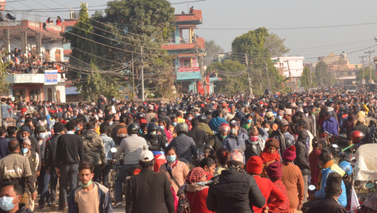 महामारीप्रति खेँलाचीः दिनहुँको प्रदर्शनले स्वास्थ्य मापदण्ड बिर्सायो, संक्रमण गाउँ–गाउँमा !