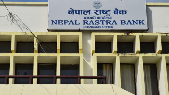 Are banks and financial institutions in Dhangadhi following the guidelines set by Nepal Rastra Bank amid lockdown?