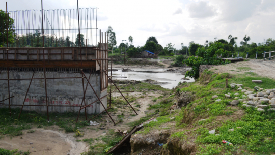 गौरीगंगामा पुल निर्माण गर्न ठेकेदारको अटेरी, कारबाही नहुँदा निर्माण अलपत्र