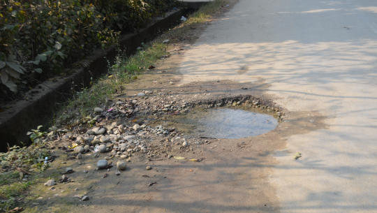 धनगढीमा खानेपानी संस्थानका पाइपहरू फुटेर बजार क्षेत्रका सडक जलमग्न 