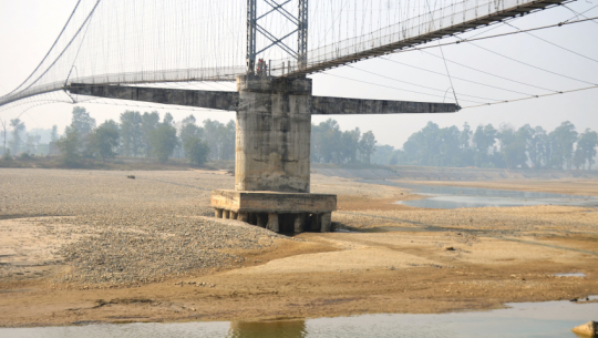 कैलालीमा मनोमानी नदी दोहनका कारण पुलहरू धरापमा