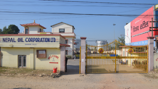 धनगढीको बजारमा रहेको आयल निगमको डिपोले आगलागीको जोखिम