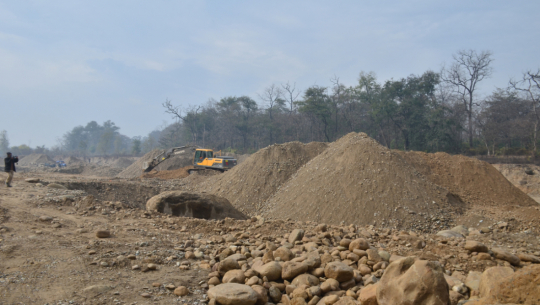 गोदावरीमा नगरपालिकाबाटै नदीजन्य पदार्थको अवैध उत्खनन्