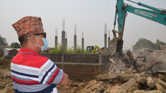 धनगढीमा सड्वाबाबा तालको अतिक्रमण हटाइदै, गाडिएका थिए ५६ पिल्लर
