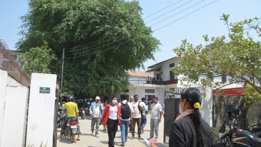 कर्मचारीले काम नगरेपछि मालपोत धनगढीका प्रमुखको कार्यकक्षमै हङ्गामा