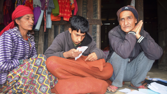 ट्युमरको शल्यक्रियापछि दीपक अपाङ्ग, ऋणले घर–पाखो स्वाहा