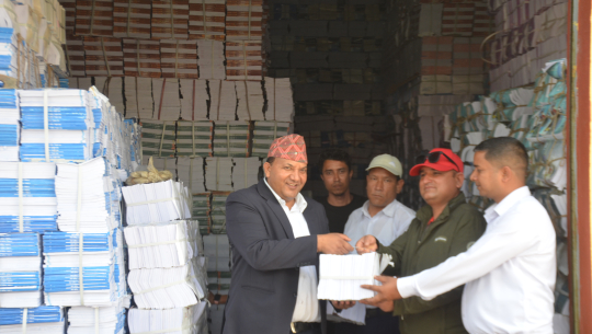 धनगढीमा १५ लाख ३२ हजार थान किताब पुगे, बाजुरा जिल्लाबाट वितरण सुरु