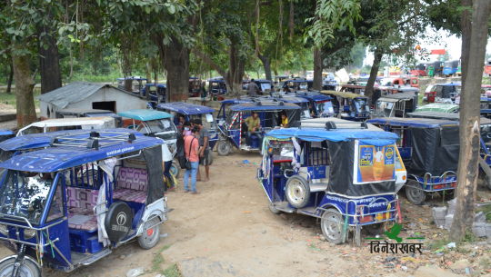 गौरीफन्टा नाका क्षेत्रमा रिक्सा चालकबाट गैरकानुनी रुपमा रकम असुली