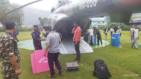 छाङ्गरु र तिङ्करमा हेलिकप्टरमार्फत निर्वाचन सामग्री पठाइयो