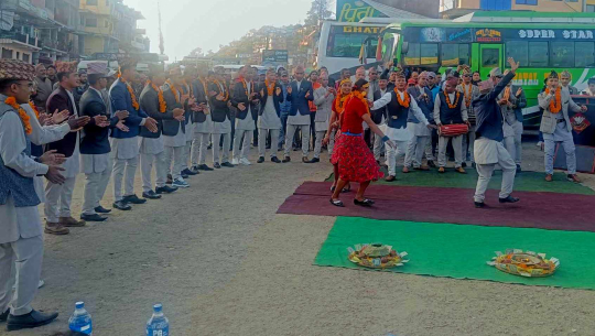 नेपाली सेनाको डडेल्धुरामा संस्कृति झल्किने देउसी–भैलो
