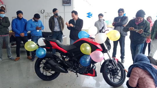 दिनेश अटोमोटिभ्स धनगढीमा बजाजको 'डोमिनार २५०' मोटरसाइकल लञ्च