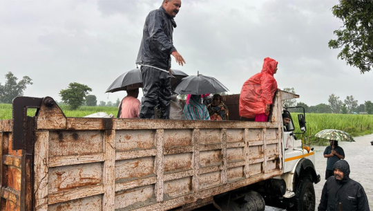 घर फर्किन थाले बाढीबाट विस्थापित दोधारा–चाँदनीका स्थानीयवासी