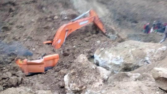 बैतडीमा सडक खन्ने क्रममा पहिरो खस्दा स्काभेटर पुरियो