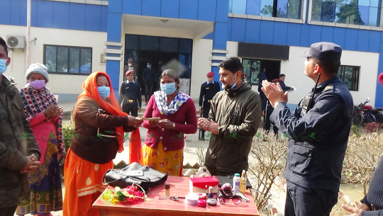 धनगढीमा हराएको झण्डै ५ तोला सुन फिर्ता गर्ने मनकारी महिला