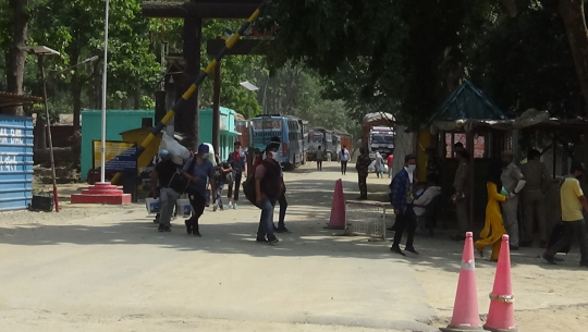 कैलालीको त्रिनगर नाकाबाट आज ४३५० जना नेपाली भित्रिए