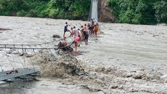 बाजुरामा झोलुङ्गे पुल जीर्ण भएपछि जोखिम बढ्दो