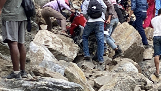 कर्णाली राजमार्ग अवरुद्धः स्याउ बाटोमै कुहिने चिन्ता