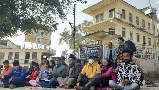 भागरथीलाई न्याय माग्दै घण्टी बजाएर जिल्ला प्रशासन बैतडी अगाडि धर्ना