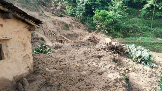 बैतडीमा घर पहिरोमा परेपछि ३ घरपरिवारको बिचल्ली   