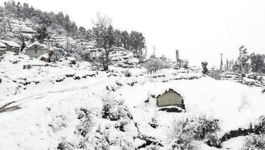 बाजुरामा पनि हिमपात र बर्षा, यातायात बन्द