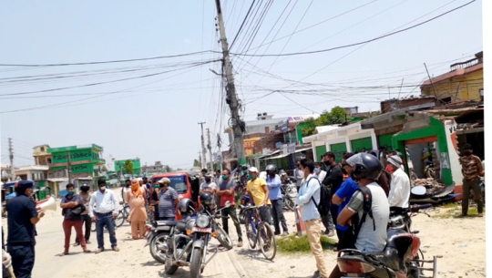धनगढीमा लकडाउन उल्लङ्घन गर्ने १३५ जनालाई दुई घण्टा सडकमै उभ्याईयो