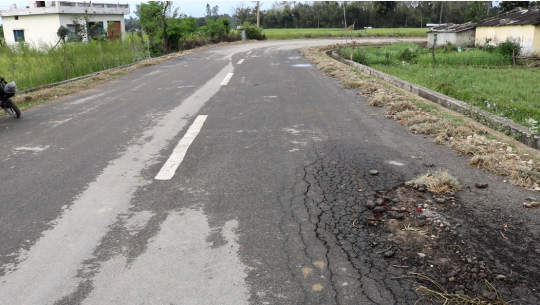 धनगढीको हुलाकी रोड–डी गाउँ सडकको कालोपत्रे र नाली भत्किदै