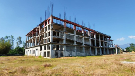 ठेकेदारले काम रोकेपछि अस्पताल अलपत्र