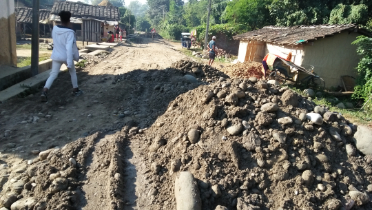 सडकको दुबैतिर नाली निर्माण गर्न स्थानीयको माग