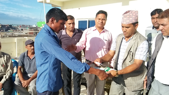 बझाङका मेयरले एक लाख नगद सहित भेटाएको झोला फिर्ता गरे