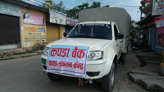 कपडा संकलनका लागि धनगढीका चोकहरुमा गाडी