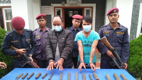डडेल्धुरामा दुई किलो सात सय ग्राम चरेस सहित दुईजना पक्राउ