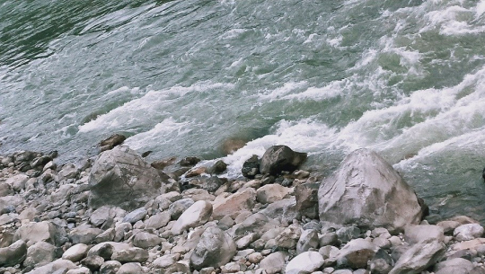 बझाङमा खोलामा बगेर दुई किशोर बेपत्ता