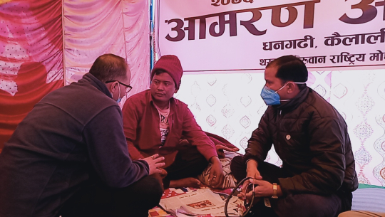 धनगढीमा अनसनरत लक्ष्मण थारुको स्वास्थ्यमा समस्या