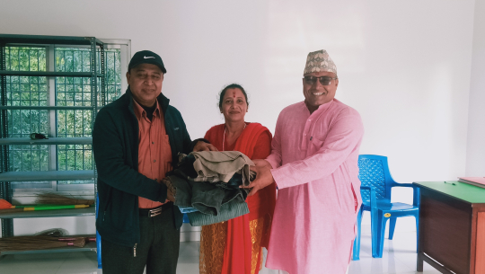 कैलालीका प्रमुख जिल्ला अधिकारीद्धारा धनगढीको कपडा बैँकलाई सहयोग