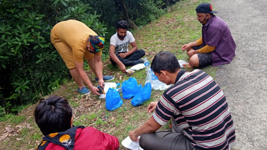 भारतबाट फर्किएर डडेल्धुरामा अलपत्रलाई भोजन