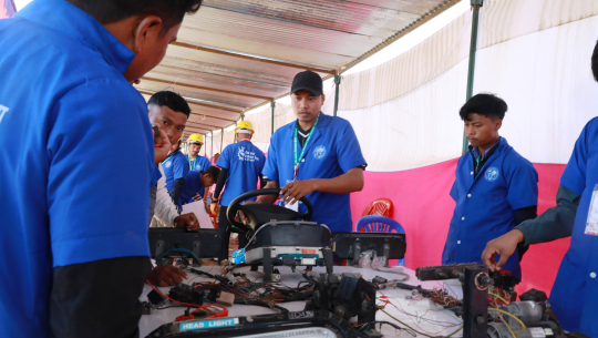 धनगढीको सिप मेलामा २५ जनालाई विद्युतीय सवारी मर्मत गर्न सिकाइदै