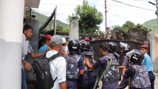 दार्चुलामा सडकले पहिरो निम्त्याएपछि क्षर्तीपुर्तीको माग गर्दै धर्ना