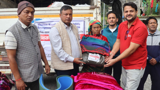 बाजुराका बाढीपहिरो प्रभावितलाई राहत सामग्री वितरण